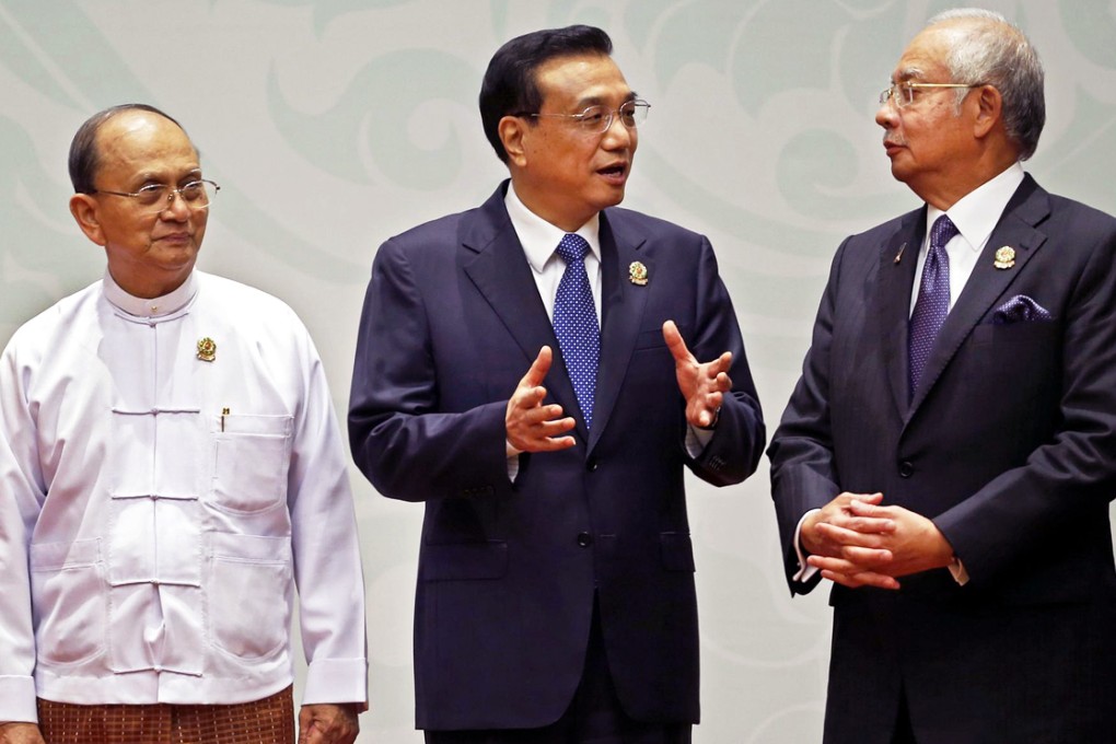 Malaysia's Prime Minister Najib Razak (right) talks to Li Keqiang, accompanied by Thein Sein. Photo: EPA