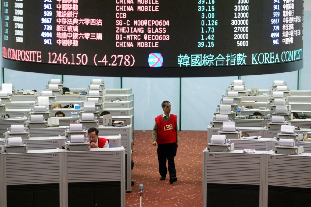 Trading floor of the Hong Kong Stock Exchange as the connect scheme with Shanghai is launched on Monday. Photo: David Wong