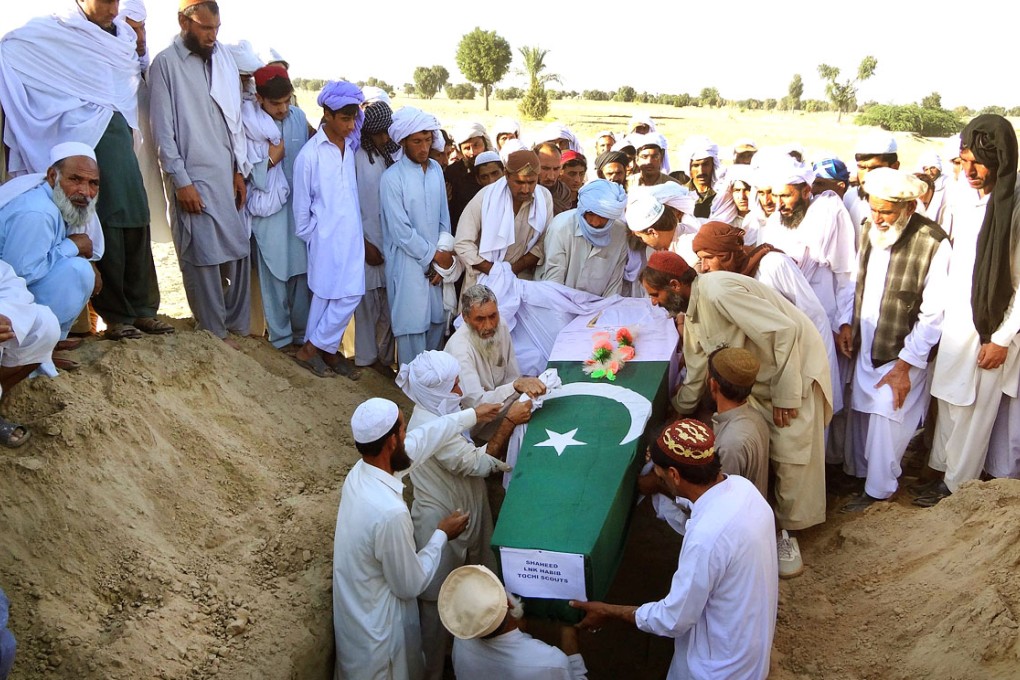 Pakistani tribes men bury a soldier who was killed in clash in North Waziristan on November 10, 2014. Photo: AFP