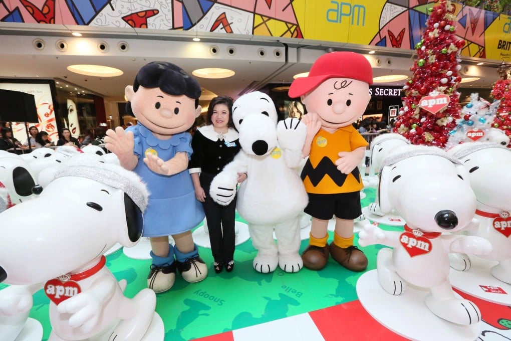 Sun Hung Kai's Maureen Fung with Snoopy and other stars of Peanuts at APM mall. Photo: SCMP Pictures