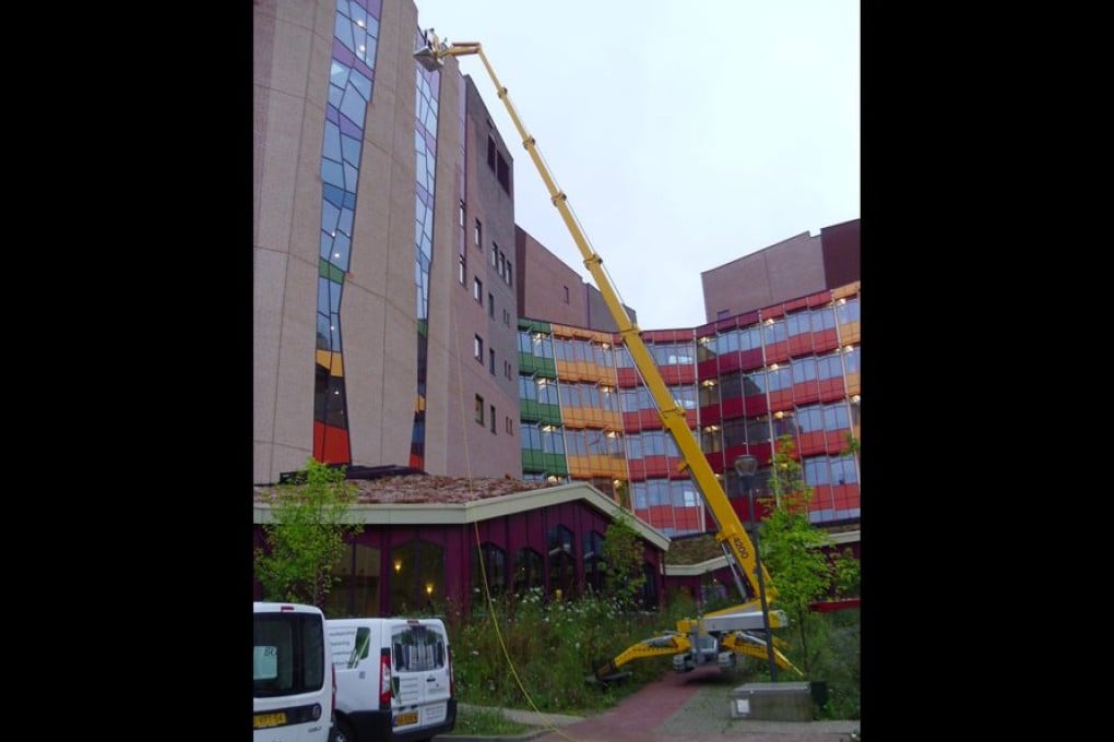 The Omme Lift 4200 RBDJ is used to perform a window-cleaning job at Isala Hospital in the Netherlands.