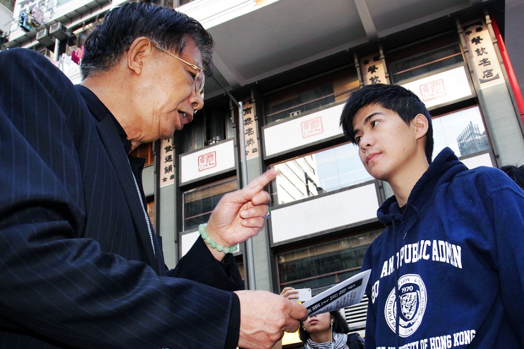 A member of the public tells Federation of Students' Lester Shum that protests should not be staged at others' expense. Photo: Dickson Lee