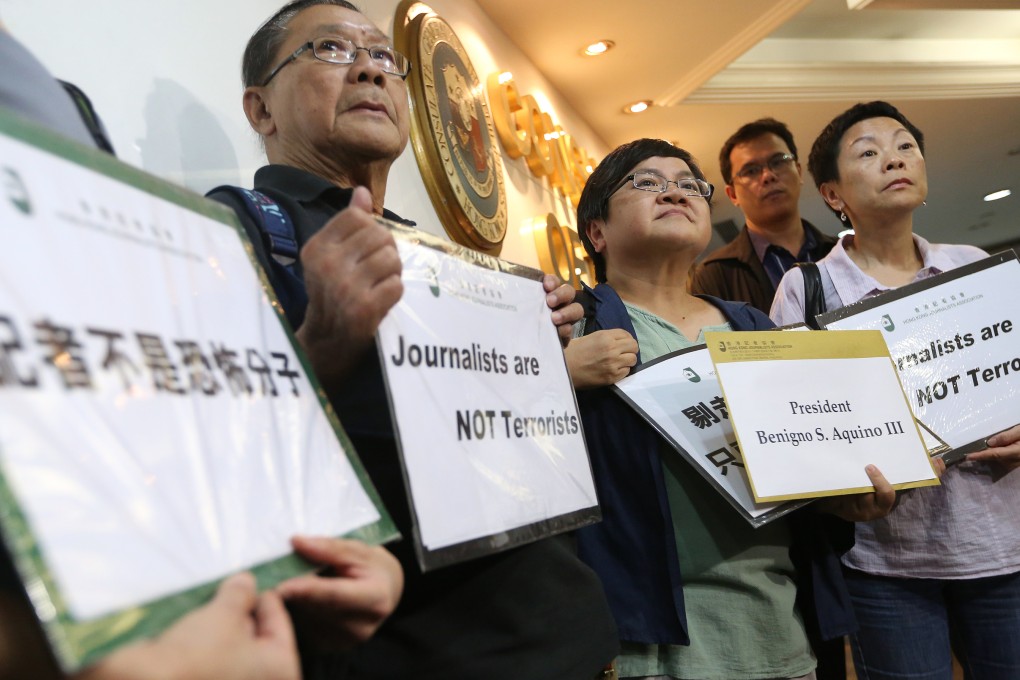 Members of Hong Kong Journalists Association including Chairwoman Sham Yee-lan (3rd right), submit petitions to Philippine Consulate. Photo: Sam Tsang