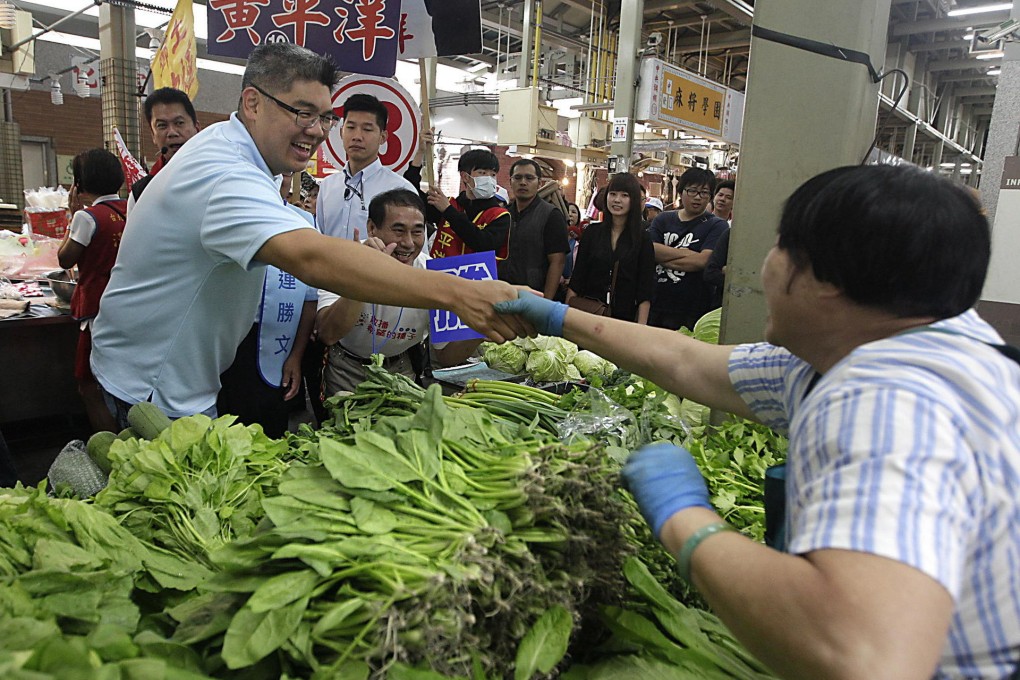 Sean Lien, the Kuomintang's Taipei mayoral candidate, greets supporters at a market in Taipei yesterday. Photo: Reuters