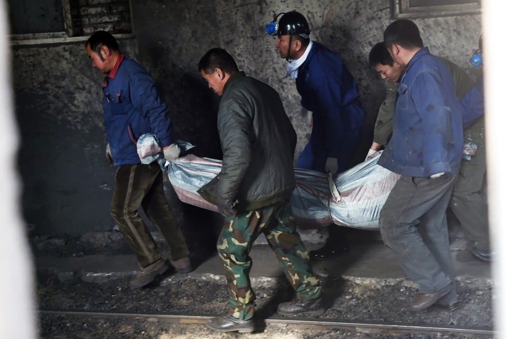 Rescuers carry a body of a victim from Hengda coal mine in Fuxin,  Liaoning. Photo: Xinhua