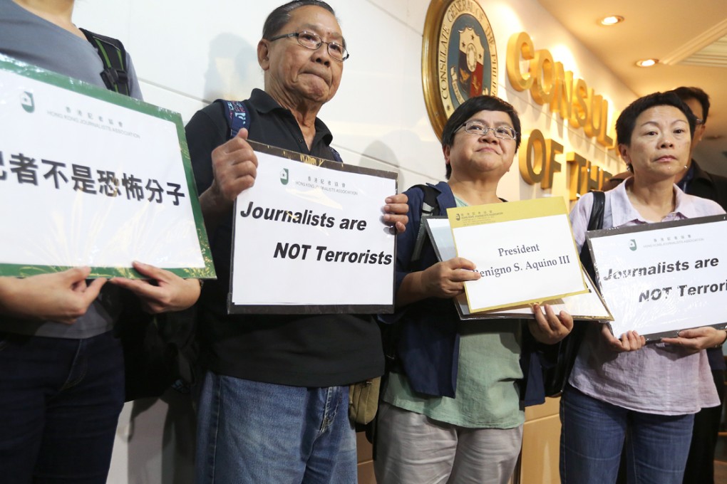 Members of Hong Kong Journalists Association including Chairperson Sham Yee-lan (second right), submit petitions to Bernardita L. Catalla, Consul General of Philippine Consulate General, asking for removing Hong Kong journalists from blacklist. Photo: Sam Tsang