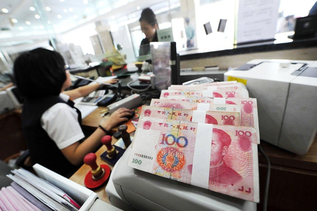 A man rushed up to a bank counter in Heyuan waving a chopper but was forced to wait after calm-headed staff ignored him. Photo: AFP