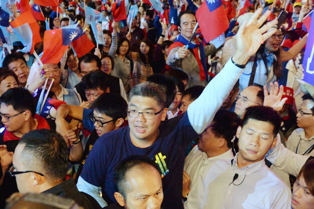 Sean Lien, the KMT’s candidate for mayor in Taipei, waves to supporters in the island’s capital. Photo: CNA
