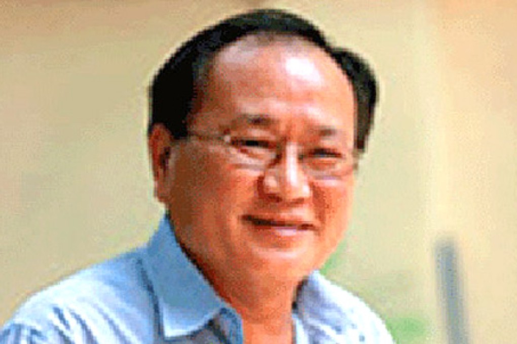 Hong Le Tho's blog, called Nguoi Lot Gach - literally "a brick layer" - has run for at least three years and was regularly updated in Vietnamese, English and French with his commentary on social and political issues in Vietnam.