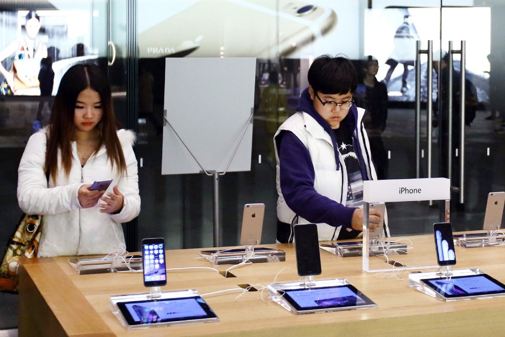 Customer try out Apple iPhone 6 smartphones at an Apple store in Beijing as the US and China reached a breakthrough deal that has pushed the world close to a deal on lifting tariffs on a wide variety of technology products. Photo: Bloomberg