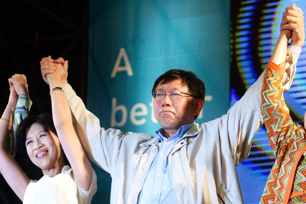 Ko Wen-je celebrates his victory in the Taipei mayoral election. Ko beat KMT's Sean Lien. Photo: Kyodo