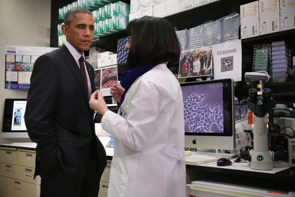 Barack Obama tours the NIH laboratory. Photo: EPA
