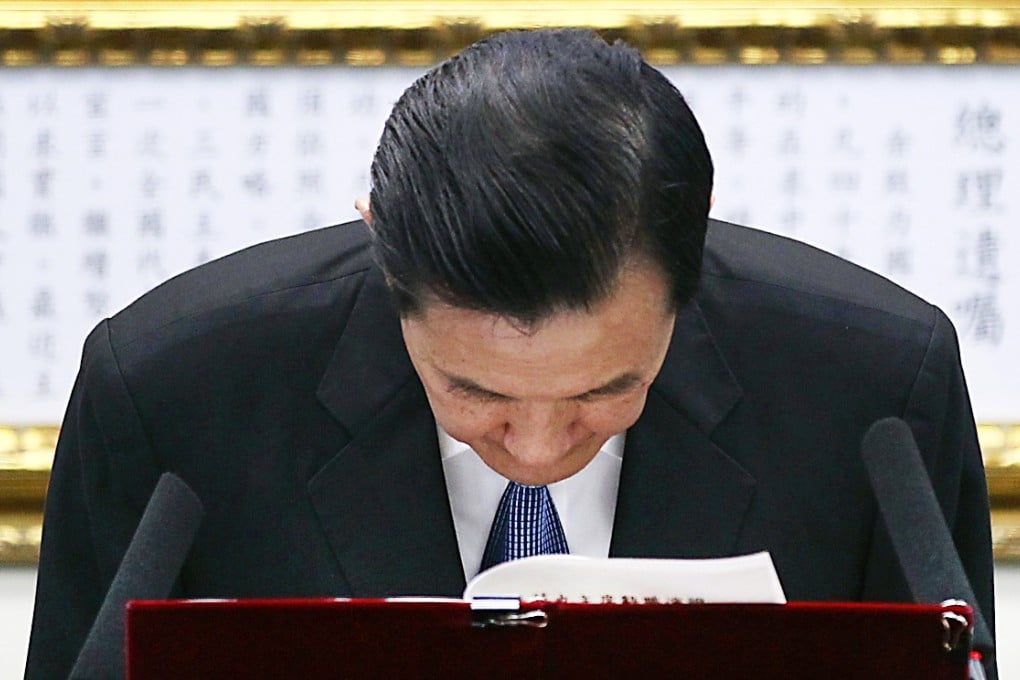 Taiwanese President Ma Ying-jeou bows after announcing his resignation from the Kuomintang in Taipei. Photo: Reuters