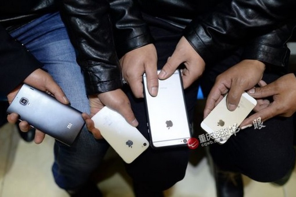 Three of the beggars use iPhones, including a latest iPhone6 Plus. Photo: Chongqing Evening News
