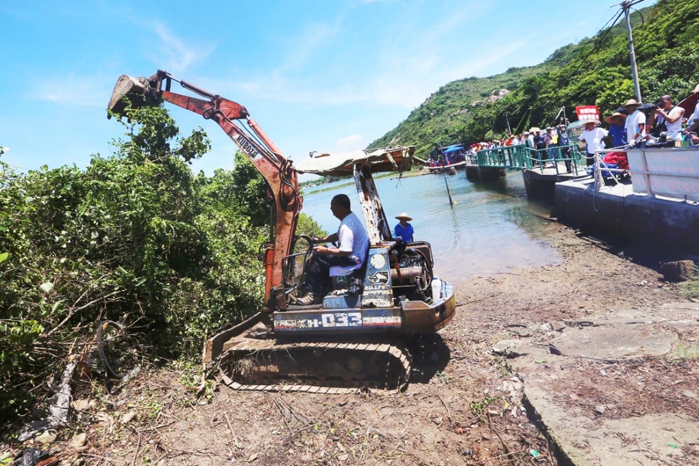 Country parks are designated by law for the purposes of nature conservation, countryside recreation and outdoor education. At present, there are 24 country parks, covering about 43,500 hectares, or about 435 square kilometres, of land. Photo: David Wong