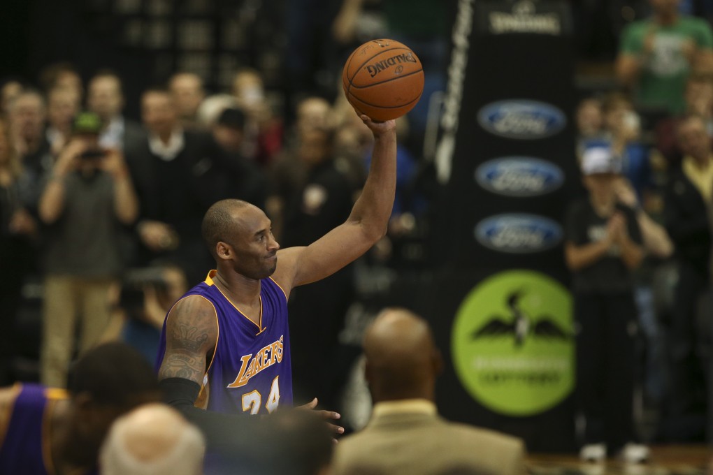 Kobe Bryant acknowledges the crowd after being presented with the game ball. Photo: Minneapolis Star Tribune/TNS