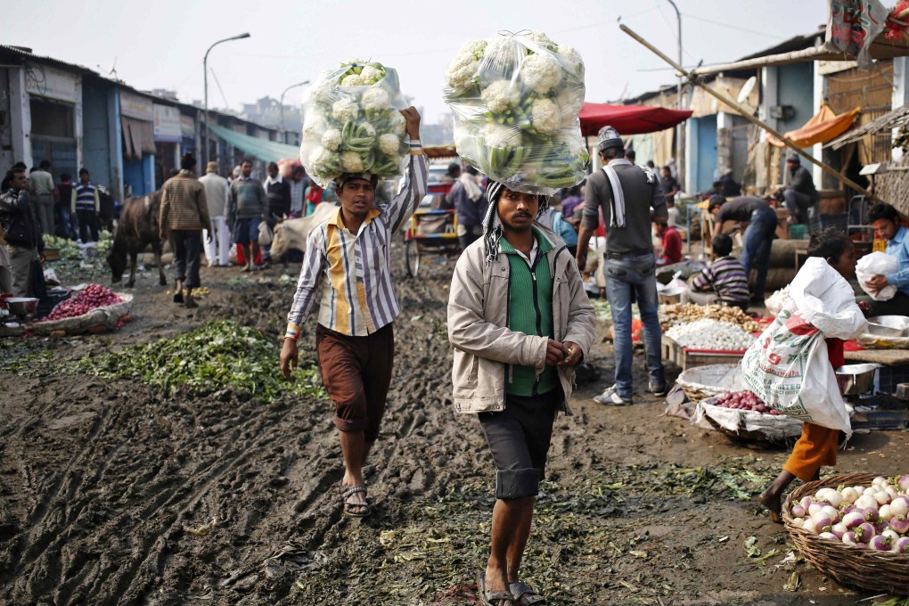 Vendors carry cauliflower for sale at a vegetable wholesale market in New Delhi December 15, 2014. Photo: Reuters