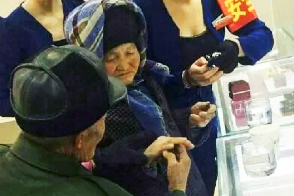 Pictures posted online of the old man buying his wife a diamond ring have attracted hundreds of comments from Chinese microbloggers. Photo: iFeng.com