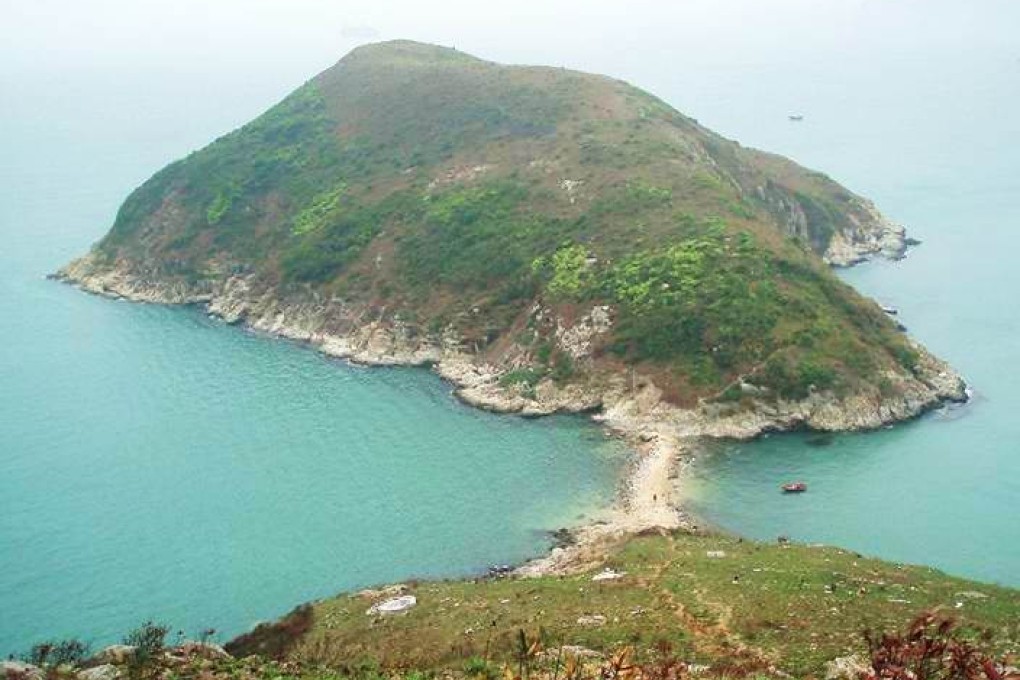 Overlooking the sandbar-linked islet Ap Lei Pai from Yuk Kwai Shan. Photo by C.H. Lau