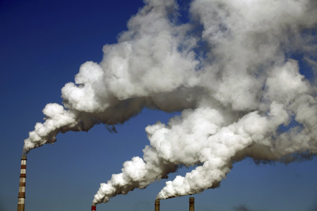 Smoke billows from the chimneys of a heating plant in Jilin, China on January 8, 2014. Photo: Reuters