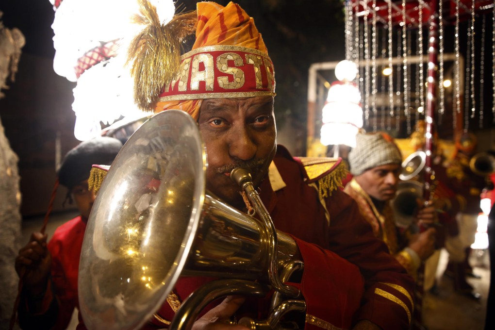 Indian trumpet player performs in a wedding procession.Photo: AP