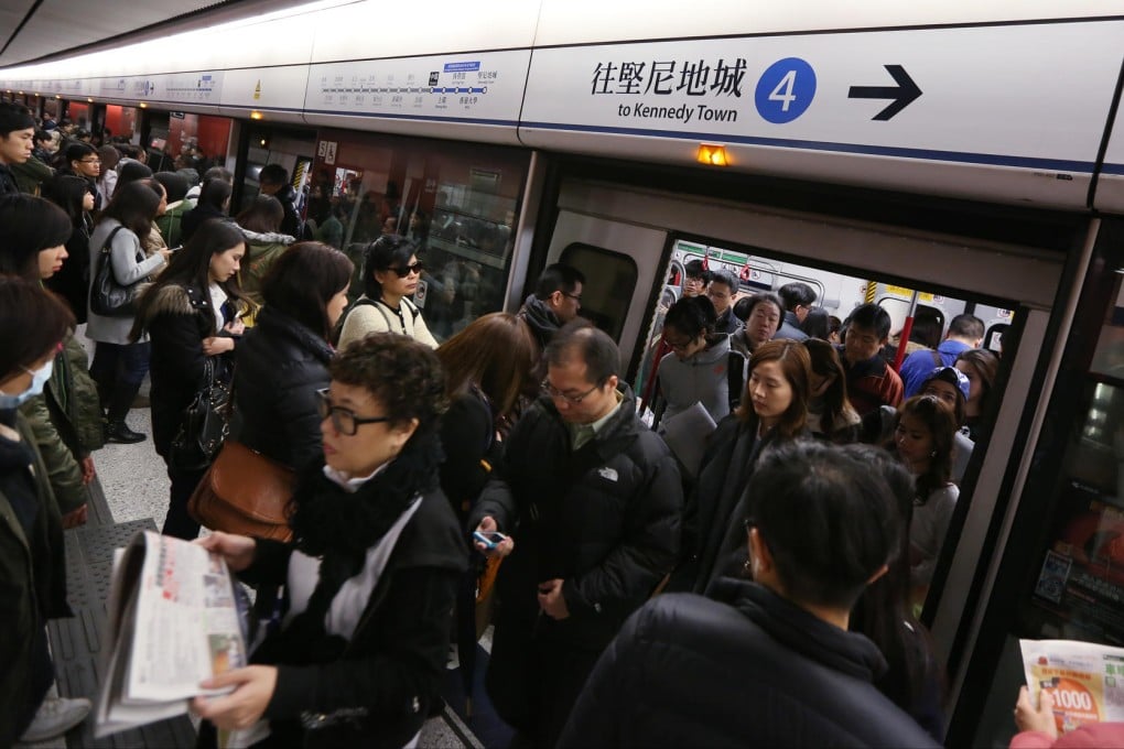 Commuters crowded into Central MTR station yesterday. Photo: Nora Tam
