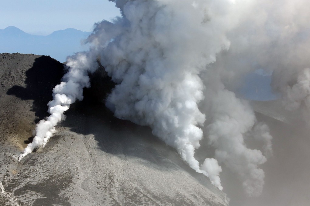 White smokes rising from Mount Ontake at Nagano prefecture, one day after Japan's volcano Ontake erupted in central Japan. Photo: AFP