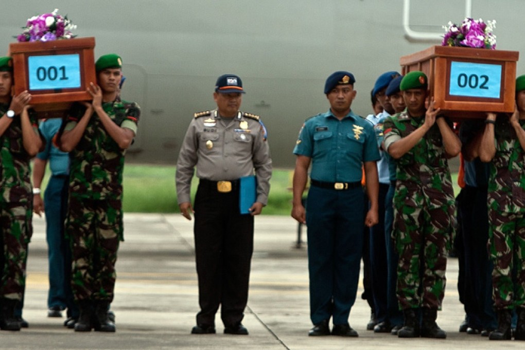 Indonesian military personnel carry two coffins of unidentified victims found from the AirAsia crash site. Photo: AFP
