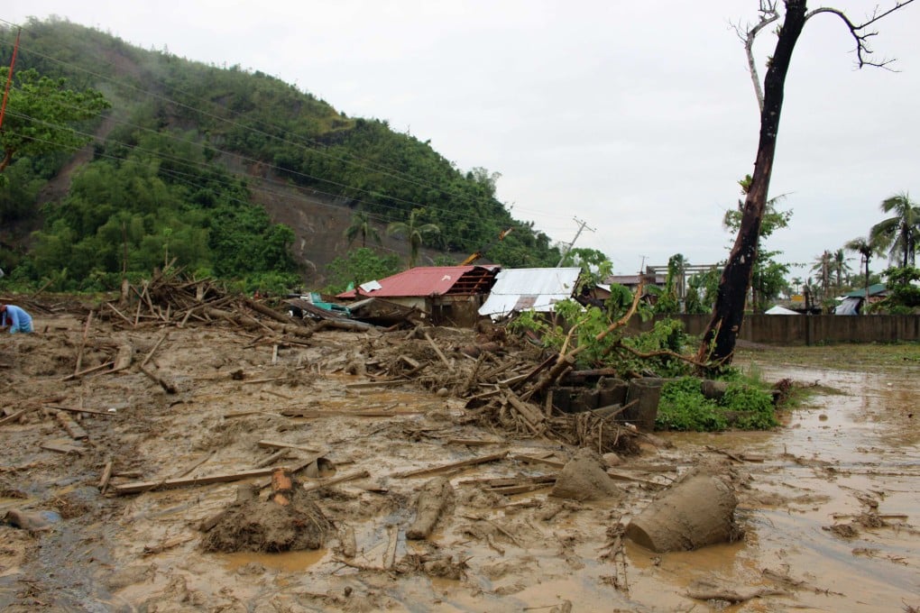 A house is buried in a mudslide brought on by heavy rains from tropical storm Jangmi, locally called Seniang, in Tanuan town, Samar province. Photo: Reuters