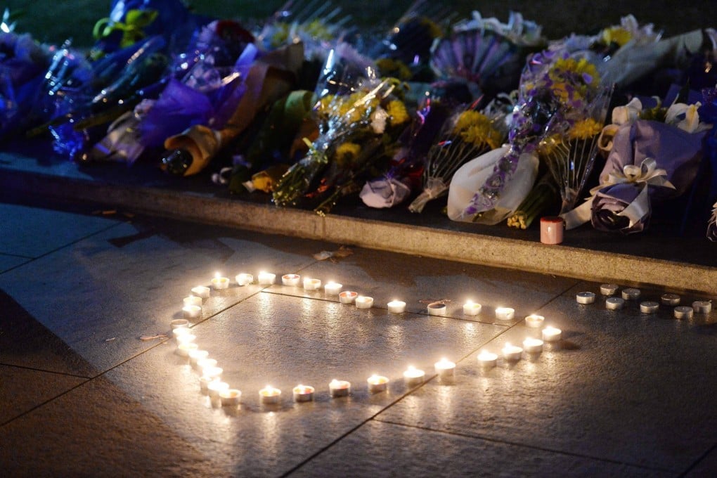 Candles and flowers are placed by mourners for the victims of the stampede, in front of the statue of the late Shanghai mayor Chen Yi near the stampede site on the Bund in Shanghai, China, late 01 January 2015. Photo: EPA