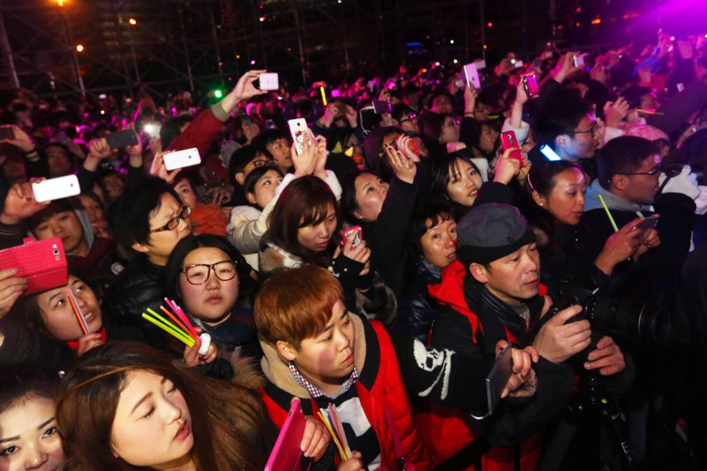 Citizens watch a light show marking the New Year's Day of 2015 at the Oriental Pearl Tower in Shanghai. Photo: Xinhua