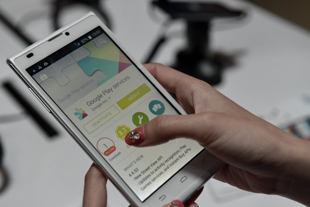 A promoter displays a Blade L2 smart phone by ZTE during its launch in Singapore on August 13, 2014. Photo: AFP