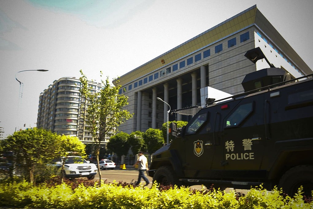 A special police car guards the Intermediate Courthouse building in Urumqi, capital of the Xinjiang Uygur autonomous region. Photo: CNS