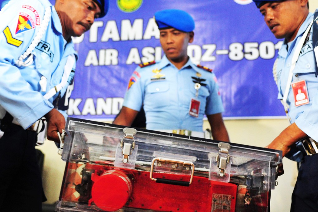 Indonesian military police place the flight data recorder of the AirAsia Flight QZ8501 at Iskandar air base in Pangkalan Bun, Central Borneo. Photo: Xinhua