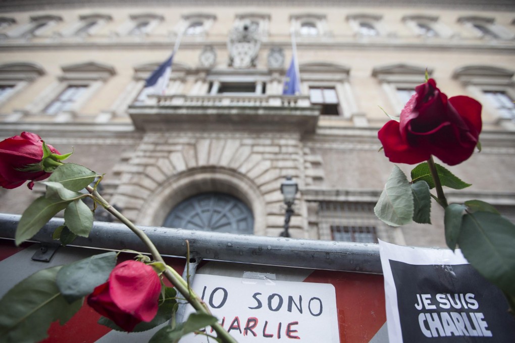 Two roses and placards reading "I am Charlie' in French and Italian are put up in front of the French embassy in Farnese Square, Rome 11 January 2015, in solidarity and honor of the victims of the France terrorist attack. Photo: EPA