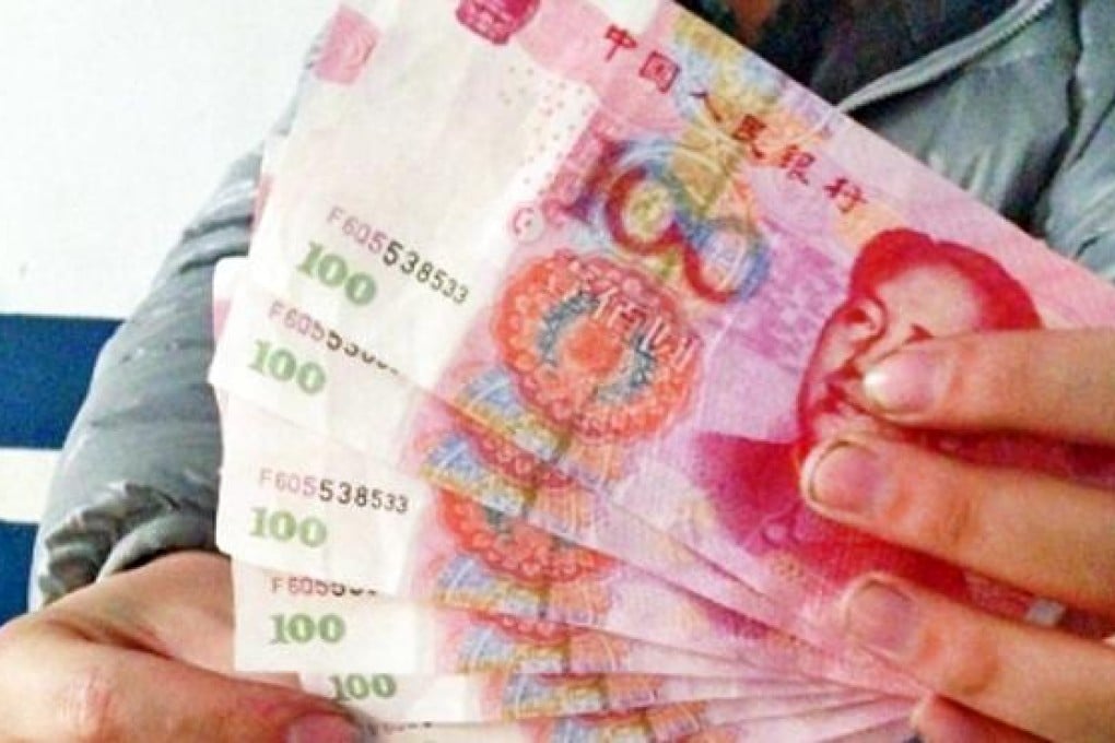 A hawker in Luoyang, Henan, shows the seven 100 yuan bank notes, with identical serial numbers, that were passed to him in a morning's trade. Photo: SCMP Pictures