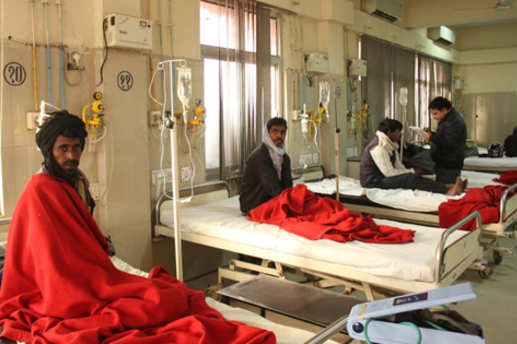 Victims poisoned by illegally manufactured alcohol receive treatment at Balrampur hospital in Lucknow on Tuesday. Photo: Xinhua