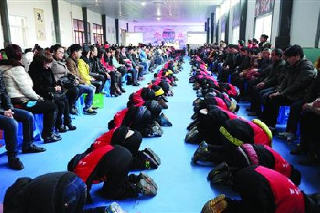Hundreds of pupils kowtow to their parents at a school in Jiading district, Shanghai. Photo: SCMP Pictures