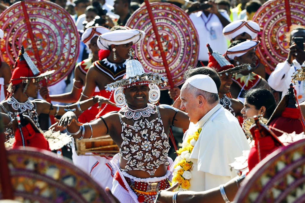 Pope Francis is greeted as he arrives at the Colombo airport on January 13, 2015. Photo: Reuters