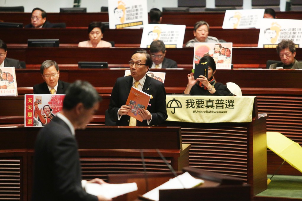 Lawmaker Alan Leong Kah-kit questions the chief executive in the Legco Chamber. Photo: Sam Tsang