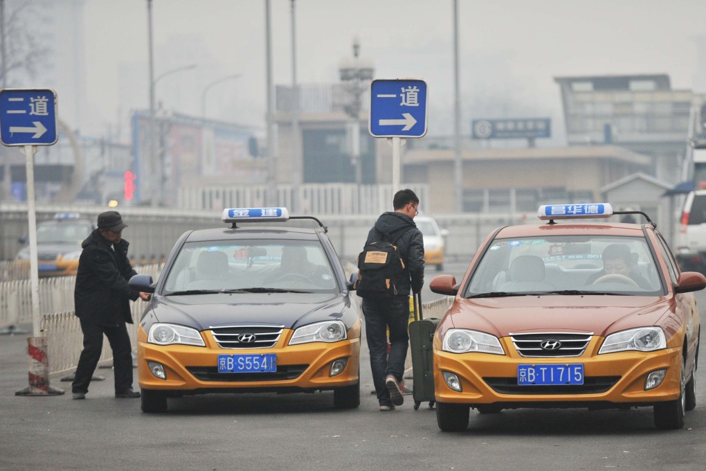 People get into taxis at Beijing's railway station. KuaiDi Dache got US$600 million in a financing round led by SoftBank and Alibaba. Photo: Xinhua