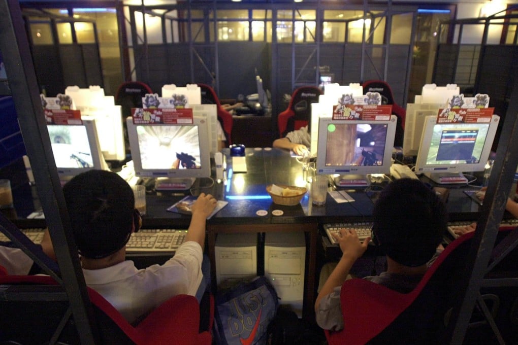 Students play video games at one of the largest internet coffee shops in Taiwan. Photo: AFP