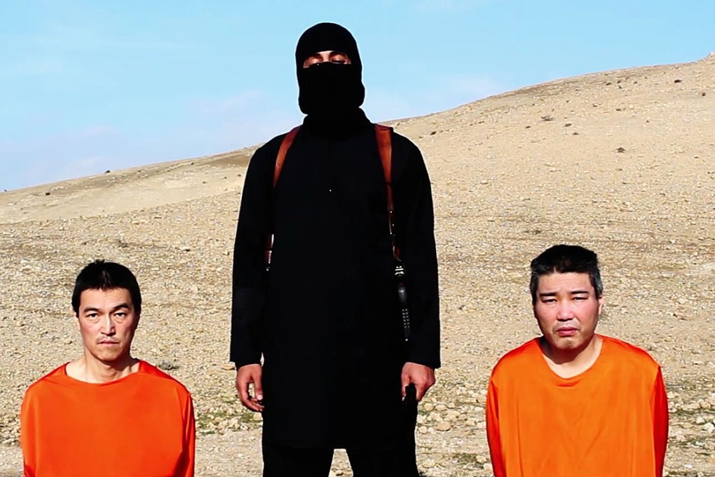 A masked person threatens to kill two Japanese men Kenji Goto Jogo (left) and Haruna Yukawa. Photo: AP