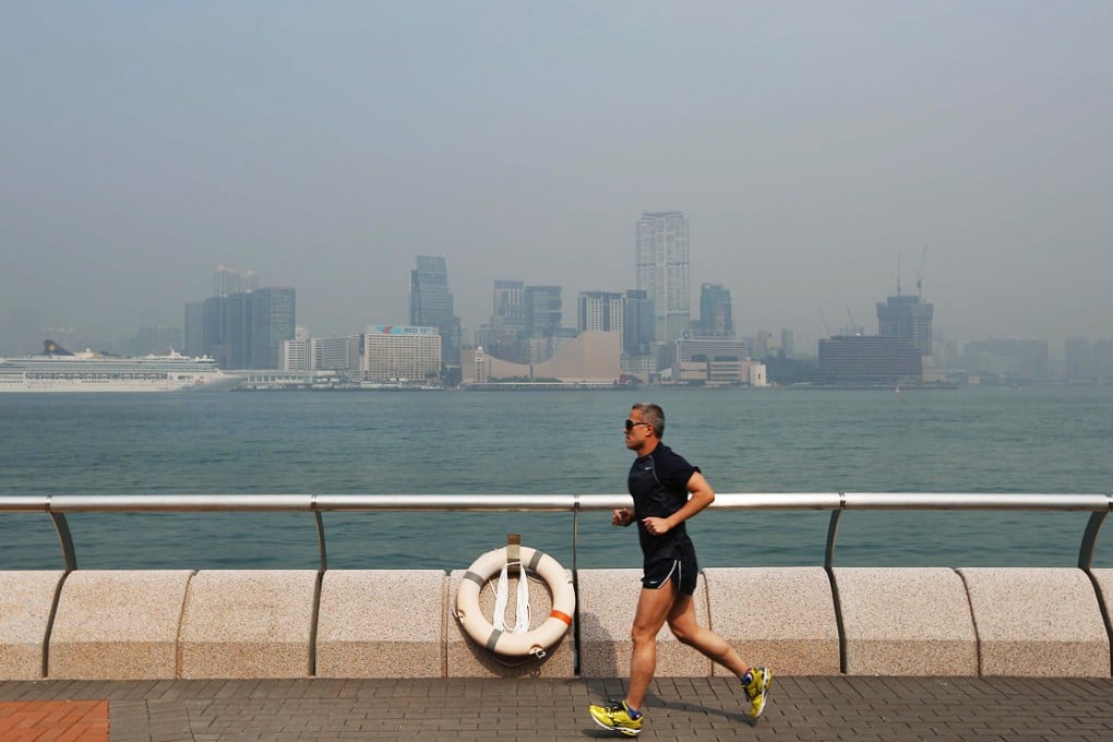 A runner ignores Wednesday's "serious" pollution level for a jog along the harbourfront on Hong Kong Island. Photo: Sam Tsang