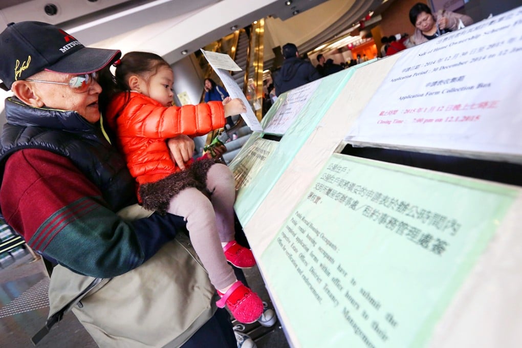 People submit application of new HOS flats. Photo: Nora Tam