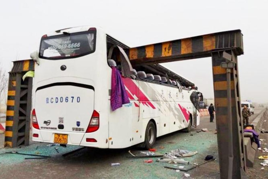 The roof of the bus was nearly sliced off by the height-restriction bar. Photos: CCTV news