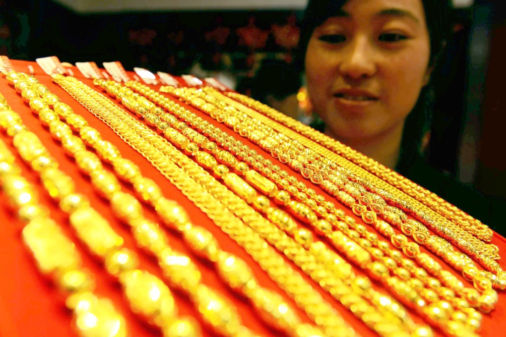 Mainland China's net gold imports from Hong Kong dropped to 813.13 tonnes last year from 1,158.16 tonnes in 2013, Hong Kong government figures show. Photo: AFP