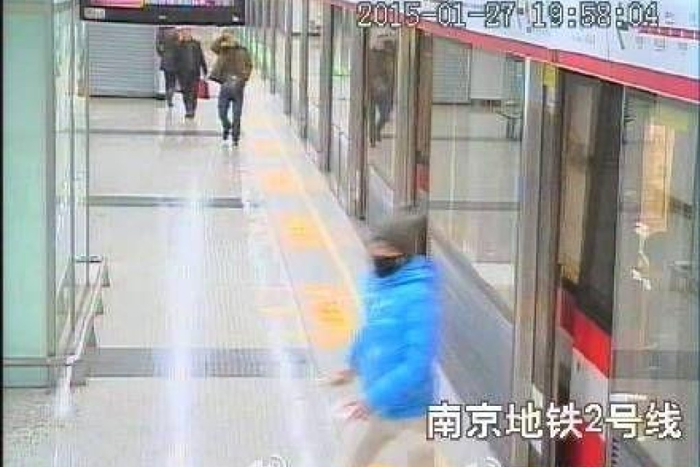 A CCTV grab of the Chinese snatch thief running out of the train after snatching the passenger's iPhone 6 Plus. Photo: Sina.cn