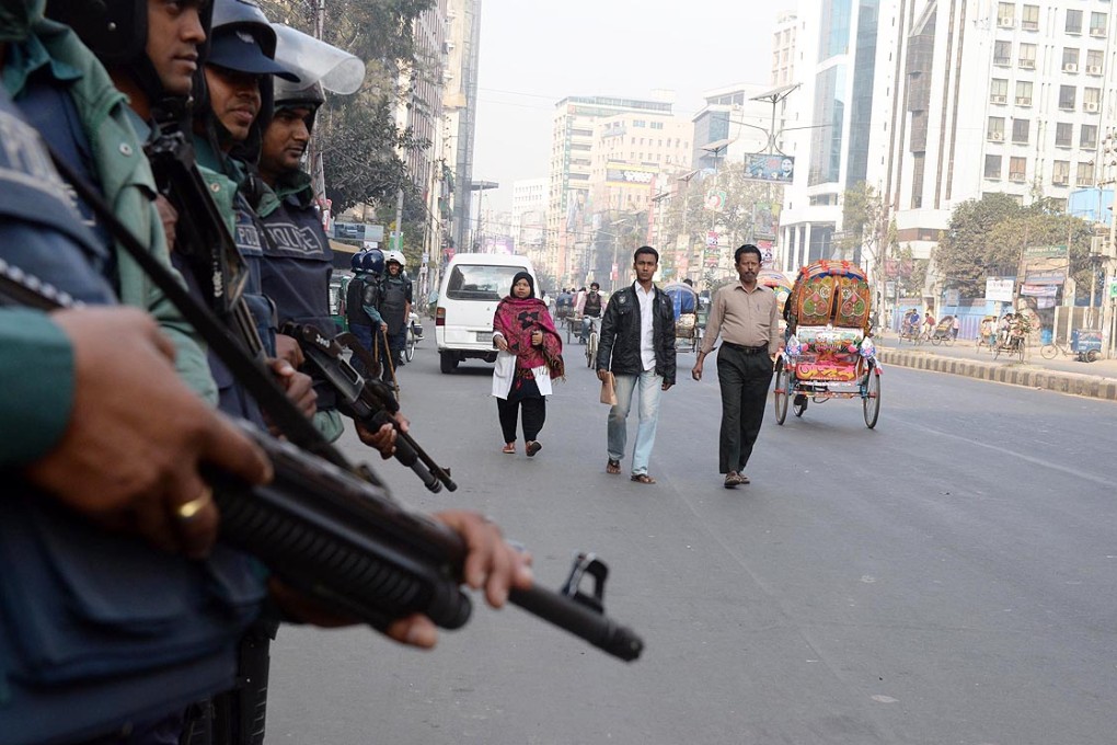 Security forces stand guard at the offices of the Bangladesh Nationalist Party, where electricity was cut on Saturday. Photo: Xinhua