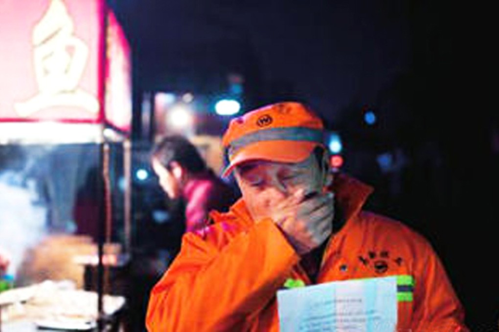 Street cleaner Ding Quan. Photo: Hsw.cn